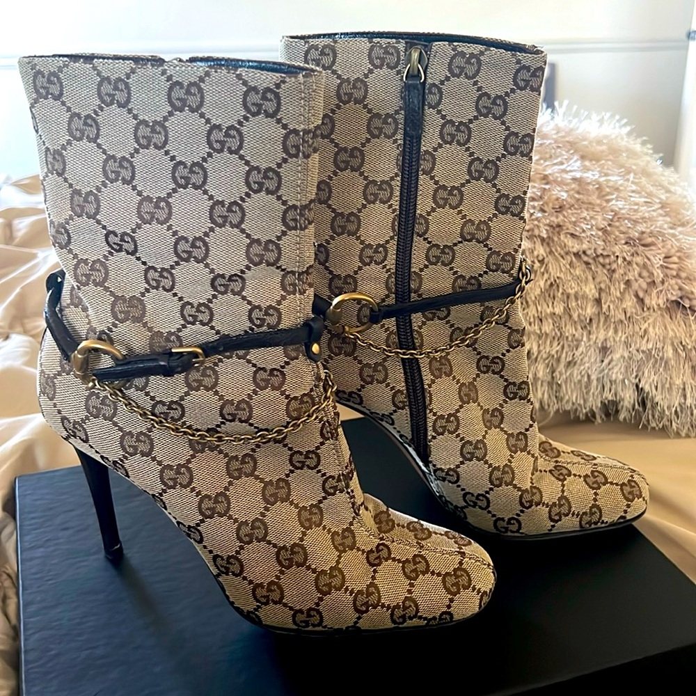 Gucci logo horsebit chain vintage booties!